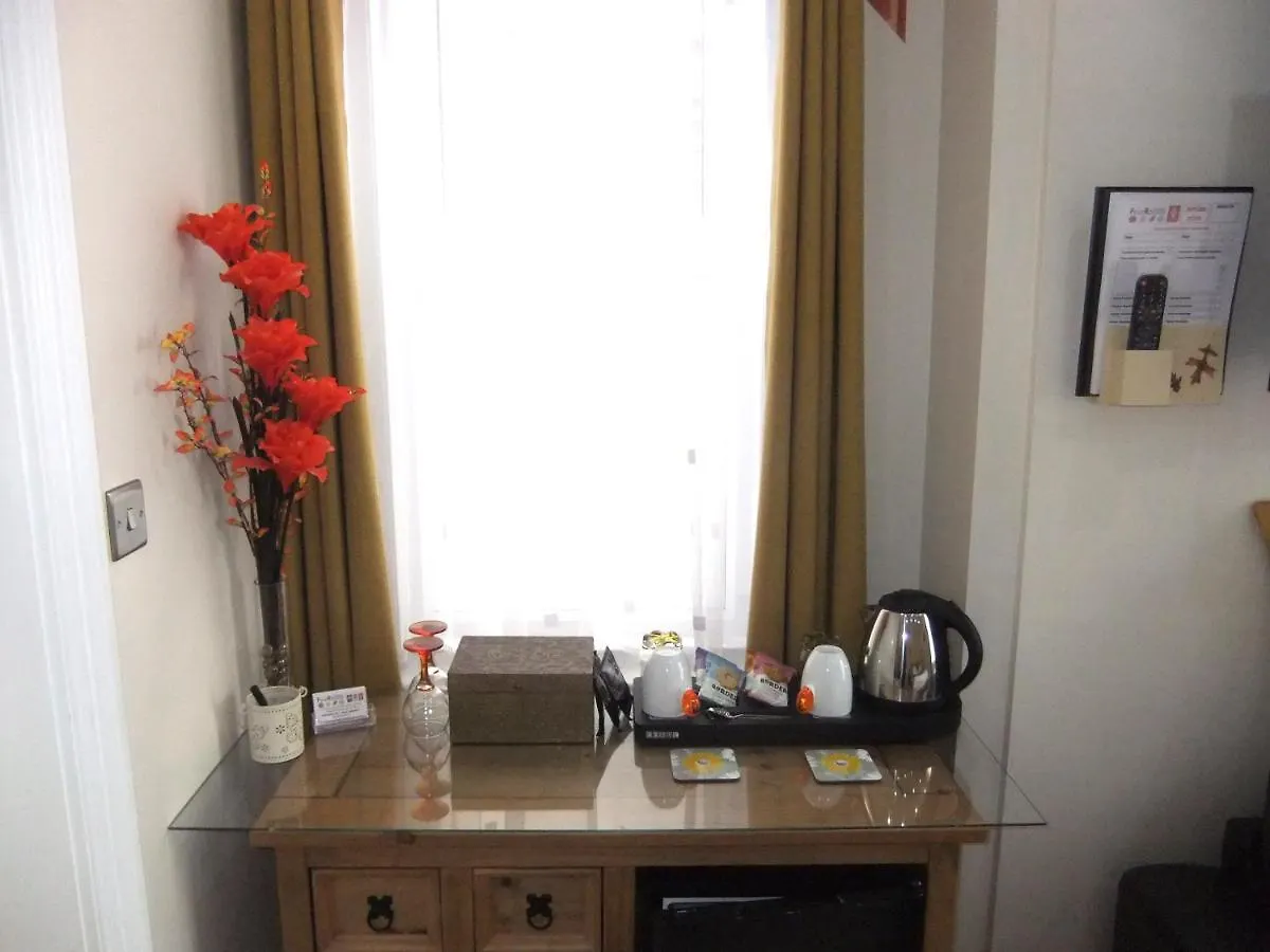 ***** Bed & Breakfast Fourrooms - Couples Only Blackpool Regno Unito